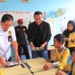 Ketua Dewan Koordinasi Provinsi (DKP) Gerakan Rakyat Dukung dan Bela (GARDA) Prabowo Sumatera Selatan (Sumsel), Bana Djuni, menyerahkan makanan kepada siswa SD Negeri 180 Palembang, dalam rangka menyukseskan Program Makan Bergizi Gratis, hari Sabtu, tanggal 25 Januari 2025. (BekisarMedia.id/Oyong Hairudin)