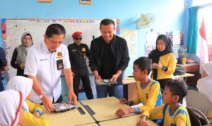 Ketua Dewan Koordinasi Provinsi (DKP) Gerakan Rakyat Dukung dan Bela (GARDA) Prabowo Sumatera Selatan (Sumsel), Bana Djuni, menyerahkan makanan kepada siswa SD Negeri 180 Palembang, dalam rangka menyukseskan Program Makan Bergizi Gratis, hari Sabtu, tanggal 25 Januari 2025. (BekisarMedia.id/Oyong Hairudin)