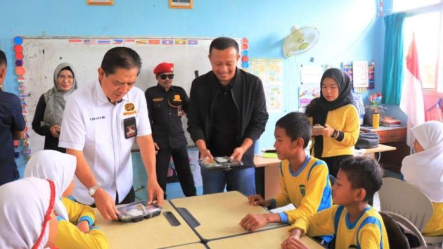 Ketua Dewan Koordinasi Provinsi (DKP) Gerakan Rakyat Dukung dan Bela (GARDA) Prabowo Sumatera Selatan (Sumsel), Bana Djuni, menyerahkan makanan kepada siswa SD Negeri 180 Palembang, dalam rangka menyukseskan Program Makan Bergizi Gratis, hari Sabtu, tanggal 25 Januari 2025. (BekisarMedia.id/Oyong Hairudin)