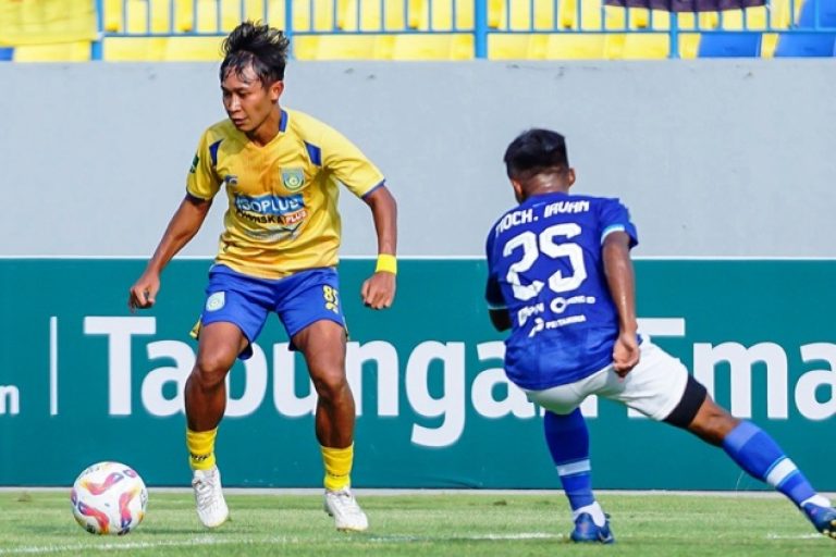 Pemain Gresik United mencoba mengelabui pemainn Persiku Kudus, dalam pertandingan Babak Play Off Degradasi Liga 2 Indonesia musim 2024/2025 di Stadion Gelora Joko Samudro, Gresik, Jawa Timur, pada hari Jum'at, tanggal 24 Januari 2025. (BekisarMedia.id/LigaIndonesiaBaru)