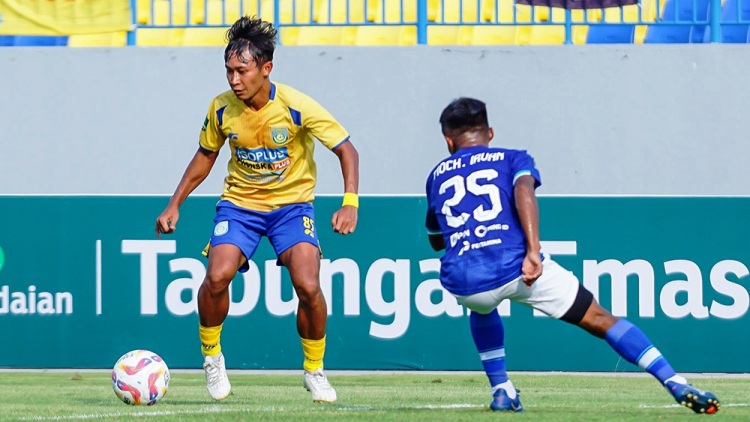 Pemain Gresik United mencoba mengelabui pemainn Persiku Kudus, dalam pertandingan Babak Play Off Degradasi Liga 2 Indonesia musim 2024/2025 di Stadion Gelora Joko Samudro, Gresik, Jawa Timur, pada hari Jum'at, tanggal 24 Januari 2025. (BekisarMedia.id/LigaIndonesiaBaru)