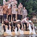 Pemerintah Kabupaten (Pemkab) Muba melalui Dinas Perikanan, bersama dengan Polres Muba, bersinergi menebarkan 100.000 bibit ikan di Danau Ulak Lia, pada hari Jum'at, tanggal 24 Januari 2025. (BekisarMedia.id/Angga Putra)
