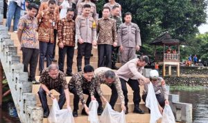 Pemerintah Kabupaten (Pemkab) Muba melalui Dinas Perikanan, bersama dengan Polres Muba, bersinergi menebarkan 100.000 bibit ikan di Danau Ulak Lia, pada hari Jum'at, tanggal 24 Januari 2025. (BekisarMedia.id/Angga Putra)