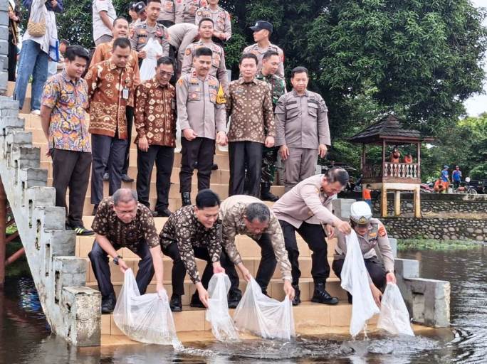 Pemerintah Kabupaten (Pemkab) Muba melalui Dinas Perikanan, bersama dengan Polres Muba, bersinergi menebarkan 100.000 bibit ikan di Danau Ulak Lia, pada hari Jum'at, tanggal 24 Januari 2025. (BekisarMedia.id/Angga Putra)