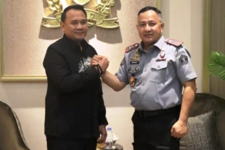 Ketua Dewan Perwakilan Rakyat Daerah (DPRD) Provinsi Sumatera Selatan (Sumsel), Andie Dinialdie, menerima audiensi Kepala Kantor Wilayah (Kakanwil) Kementerian Hukum (Kemenkum) Provinsi Sumatera Selatan (Sumsel), Agato P P Simamora, di Kantor DPRD Sumsel, pada hari Senin, tanggal 20 Januari 2025. (BEKISARMEDIA/SIKUMBANG)