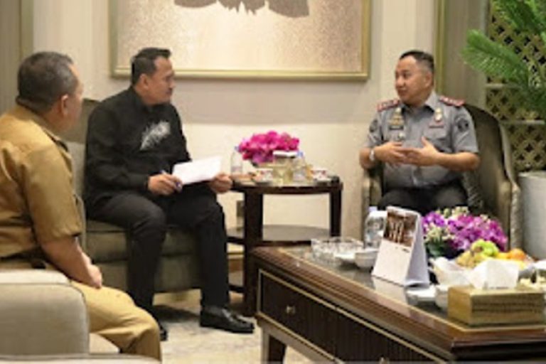 Ketua Dewan Perwakilan Rakyat Daerah (DPRD) Provinsi Sumatera Selatan (Sumsel), Andie Dinialdie, menerima audiensi Kepala Kantor Wilayah (Kakanwil) Kementerian Hukum (Kemenkum) Provinsi Sumatera Selatan (Sumsel), Agato P P Simamora, di Kantor DPRD Sumsel, pada hari Senin, tanggal 20 Januari 2025. (BEKISARMEDIA/SIKUMBANG)
