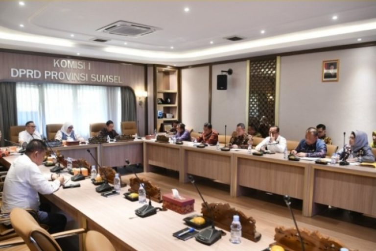 Komisi I Dewan Perwakilan Rakyat Daerah (DPRD) Provinsi Sumatera Selatan (Sumsel) menggelar rapat bersama Sekretaris Daerah (Sekda) Sumsel untuk membahas tentang Tenaga Honorer, pada hari Jum'at, tanggal 24 Januari 2025. (BEKISARMEDIA/SIKUMBANG)
