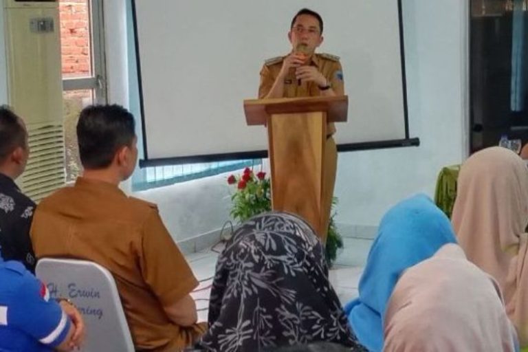 Pj. Bupati Kabupaten Lahat, Imam Pasli, memberikan kata sambutan saat peresmian gedung Pusat Kesehatan Masyarakat Sukarame yang berada di Kecamatan Gumay Talang, pada hari Selasa, tanggal 14 Januari 2025. (BEKISARMEDIA/FIRZA)