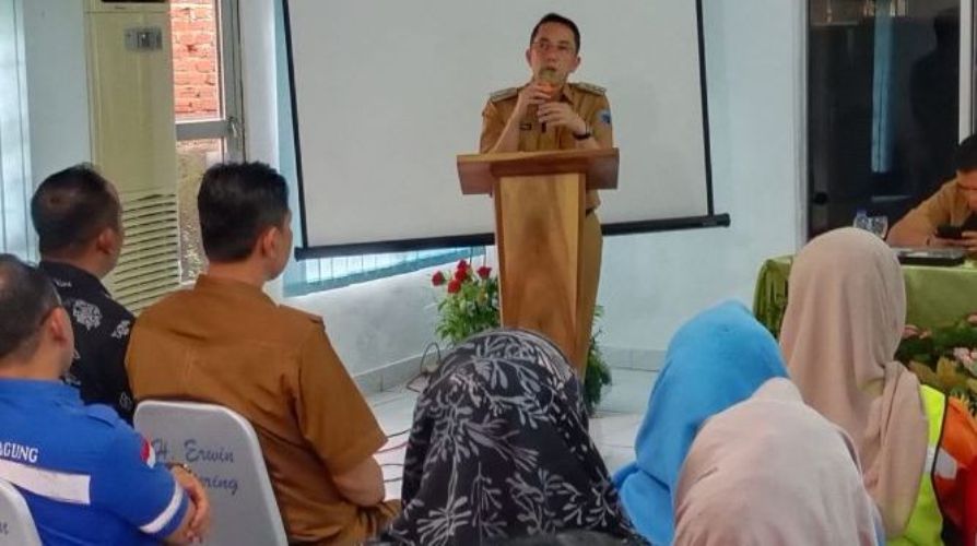 Pj. Bupati Kabupaten Lahat, Imam Pasli, memberikan kata sambutan saat peresmian gedung Pusat Kesehatan Masyarakat Sukarame yang berada di Kecamatan Gumay Talang, pada hari Selasa, tanggal 14 Januari 2025. (BEKISARMEDIA/FIRZA)