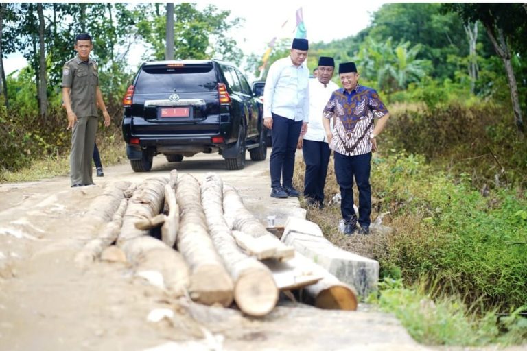 Bupati Kabupaten Ogan Komering Ulu (OKU) Timur, Lanosin, merespon langsung laporan masyarakat terkait jembatan penghubung antara Desa Sukamaju dan Sukajaya, Kecamatan Buay Madang Timur, pada hari Sabtu, tanggal 25 Januari 2025. (BEKISARMEDIA/LARASSATI)