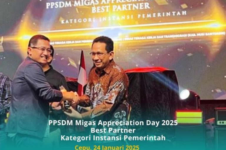 Perwakilan Dinas Tenaga Kerja dan Transmigrasi Kabupaten Musi Banyuasin menerima penghargaan yang diberikan pada acara Partnership Gathering & Appreciation Day PPSDM Migas 2025,yang berlangsung di Aula Lantai 3, Gedung Utama PPSDM Migas, Cepu, Blora, pada hari Jum'at, tanggal 24 Januari 2025. (BEKISARMEDIA/DINKOMINFO MUBA)