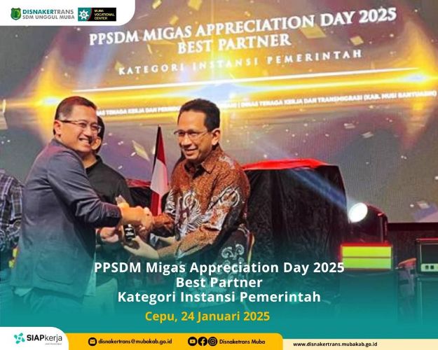 Perwakilan Dinas Tenaga Kerja dan Transmigrasi Kabupaten Musi Banyuasin menerima penghargaan yang diberikan pada acara Partnership Gathering & Appreciation Day PPSDM Migas 2025,yang berlangsung di Aula Lantai 3, Gedung Utama PPSDM Migas, Cepu, Blora, pada hari Jum'at, tanggal 24 Januari 2025. (BEKISARMEDIA/DINKOMINFO MUBA)