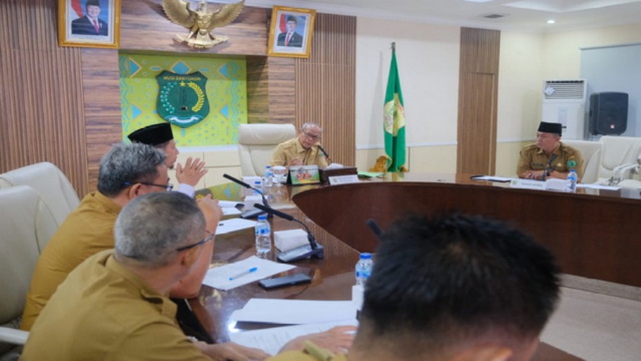 Pemerintah Kabupaten (Pemkab) Musi Banyuasin (Muba) melalui Bagian Kesejahteraan Rakyat (Kesra) Sekretariat Daerah (Setda), menggelar Rapat Persiapan Pelaksanaan Seleksi Tilawatil Qur'an dan Hadits (STQH) ke 28 tingkat Kabupaten tahun 2025 dan Peringatan Isra Mi'raj Nabi Muhammad SAW 1445 H, di Ruang Rapat Serasan Sekate Setda Kabupaten Muba, pada hari Senin, tanggal 20 Januari 2025. (BekisarMedia.id/Angga Putra)