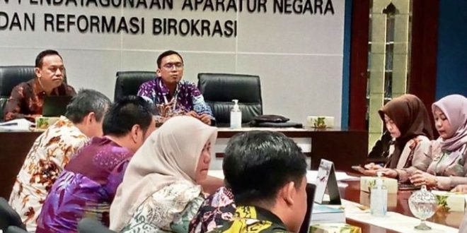 Pj. Bupati Kabupaten Muba, Sandi Fahlepi, saat rapat di Kementerian Pendayagunaan Aparatur Negara dan Reformasi Birokrasi. (BekisarMedia.id/Dinkominfo Muba)