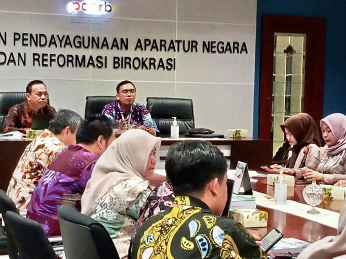 Pj. Bupati Kabupaten Muba, Sandi Fahlepi, saat rapat di Kementerian Pendayagunaan Aparatur Negara dan Reformasi Birokrasi. (BekisarMedia.id/Dinkominfo Muba)