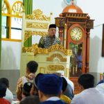 Penjabat (Pj.) Bupati Musi Banyuasin (Muba), Sandi Fahlepi, saat melakukan kegiatan Safari Jum'at di Masjid Usman bin Affan, simpang JM Sekayu, pada hari Jum'at, tanggal 24 Januari 2025. (BekisarMedia.id/Angga Putra)