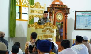Penjabat (Pj.) Bupati Musi Banyuasin (Muba), Sandi Fahlepi, saat melakukan kegiatan Safari Jum'at di Masjid Usman bin Affan, simpang JM Sekayu, pada hari Jum'at, tanggal 24 Januari 2025. (BekisarMedia.id/Angga Putra)