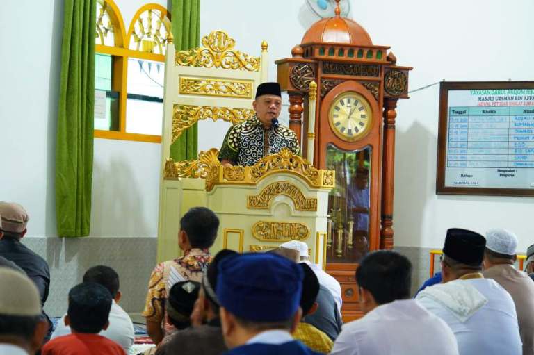 Penjabat (Pj.) Bupati Musi Banyuasin (Muba), Sandi Fahlepi, saat melakukan kegiatan Safari Jum'at di Masjid Usman bin Affan, simpang JM Sekayu, pada hari Jum'at, tanggal 24 Januari 2025. (BekisarMedia.id/Angga Putra)