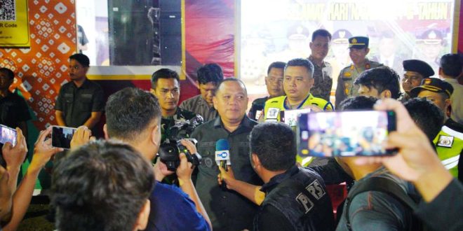 Penjabat (Pj.) Bupati Kabupaten Musi Banyuasin (Muba), Sandi Fahlepi, saat diwawancara oleh wartawan pada kegiatan patroli malam, hari Selasa, tanggal 31 Desember 2025. (BekisarMedia.id/Hairudin)