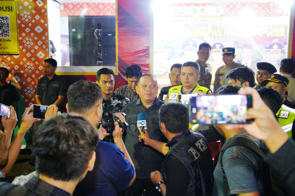 Penjabat (Pj.) Bupati Kabupaten Musi Banyuasin (Muba), Sandi Fahlepi, saat diwawancara oleh wartawan pada kegiatan patroli malam, hari Selasa, tanggal 31 Desember 2025. (BekisarMedia.id/Hairudin)