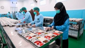 Petugas pada Satuan Pelayanan Pemenuhan Gizi Semarang sedang mempersiapkan makananan bagi siswa dalam rangka menyukseskan Program Makan Bergizi Gratis yang diinisiasi oleh Presiden Republik Indonesia, Prabowo Subianto. (BekisarMedia.id/Tim Media Presiden Republik Indonesia)