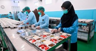 Petugas pada Satuan Pelayanan Pemenuhan Gizi Semarang sedang mempersiapkan makananan bagi siswa dalam rangka menyukseskan Program Makan Bergizi Gratis yang diinisiasi oleh Presiden Republik Indonesia, Prabowo Subianto. (BekisarMedia.id/Tim Media Presiden Republik Indonesia)