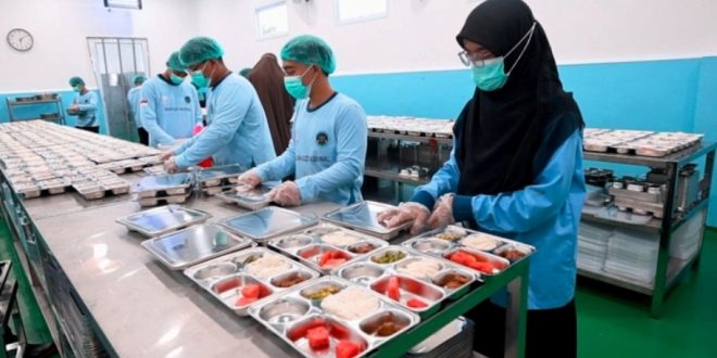 Petugas pada Satuan Pelayanan Pemenuhan Gizi Semarang sedang mempersiapkan makananan bagi siswa dalam rangka menyukseskan Program Makan Bergizi Gratis yang diinisiasi oleh Presiden Republik Indonesia, Prabowo Subianto. (BekisarMedia.id/Tim Media Presiden Republik Indonesia)