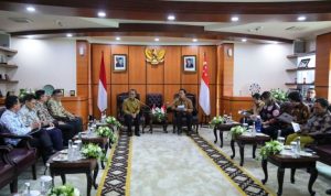 Suasana pertemuan antara Ketua Dewan Perwakilan Daerah Republik Indonesia dan jajaran, dengan Ketua Parlemen Singapura, di Ruang Delegasi lantai 8, Komplek Parlemen MPR/DPR/DPD RI, Senayan, pada hari Jum'at, tanggal 24 Januari 2025. (BekisarMedia.id/Biro Pemberitaan dan Media DPD RI)