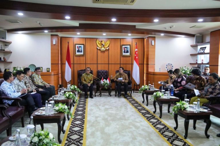 Suasana pertemuan antara Ketua Dewan Perwakilan Daerah Republik Indonesia dan jajaran, dengan Ketua Parlemen Singapura, di Ruang Delegasi lantai 8, Komplek Parlemen MPR/DPR/DPD RI, Senayan, pada hari Jum'at, tanggal 24 Januari 2025. (BekisarMedia.id/Biro Pemberitaan dan Media DPD RI)
