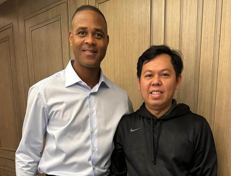 Ketua Dewan Perwakilan Daerah (DPD) Republik Indonesia, Sultan B. Najamudin, bersama Pelatih Timnas Indonesia, Patrick Kluivert. (BekisarMedia.id/Dokumen Pribadi Sultan B. Najamudin)