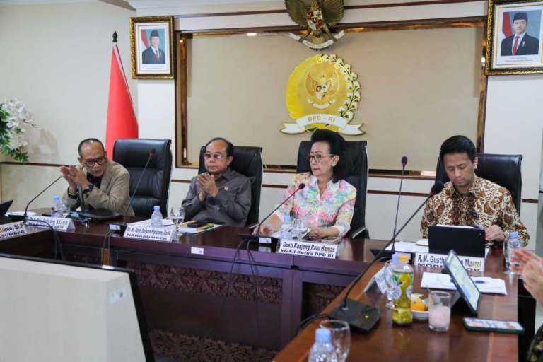 Wakil Ketua DPD Republik Indonesia, GKR Hemas, saat membuka Executive Brief dengan tema Otonomi Daerah Dalam Perspektif Asta Cita, di Gedung DPD RI, Komplek Parlemen Senayan, Jakarta, pada hari Rabu, tanggal 22 Januari 2025. (foto : bekisarmedia.id/DPD RI)