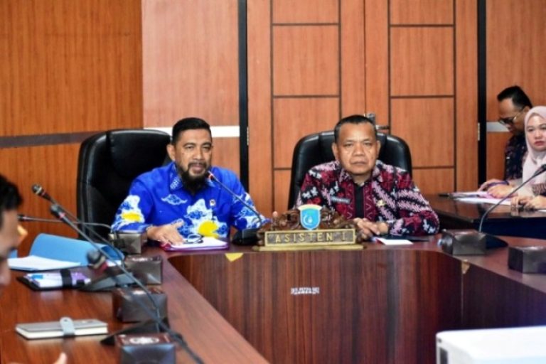 Asisten Bidang Pemerintahan dan Kesejahteraan Rakyat Sekretariat Daerah (Setda) Kabupaten OKI, Antonius Leonardo, menerima kedatangan pegawai dari Pemkab Banyuasin dalam rangka studi tiru, terkait penanganan dan penyelesaian sengketa pertahanan, hari Kamis, tanggal 6 Februari 2025. (BEKISARMEDIA/OYONG HAIRUDIN)