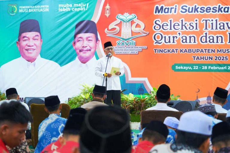 Sekretaris Daerah Kabupaten Musi Banyuasin, Dr. H. Apriyadi Mahmud, saat menghadiri penutupan Seleksi Tilawatil Qur’an dan Hadist (STQH) XXVIII Tingkat Kabupaten Musi Banyuasin (Muba) Tahun 2025, pada hari Kamis malam, tanggal 27 Februari 2025, di Masjid Al Wustho. (BEKISARMEDIA/APRIZAL)