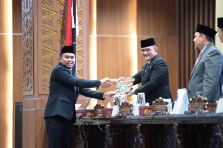 Anggota DPRD Provinsi Sumatera Selatan menyerahkan Laporan Hasil Pelaksanaan Kegiatan Reses kepada Sekretaris Daerah Provinsi Sumatera Selatan, Edward Candra. (BEKISARMEDIA/SUMSELPROV.GO.ID)