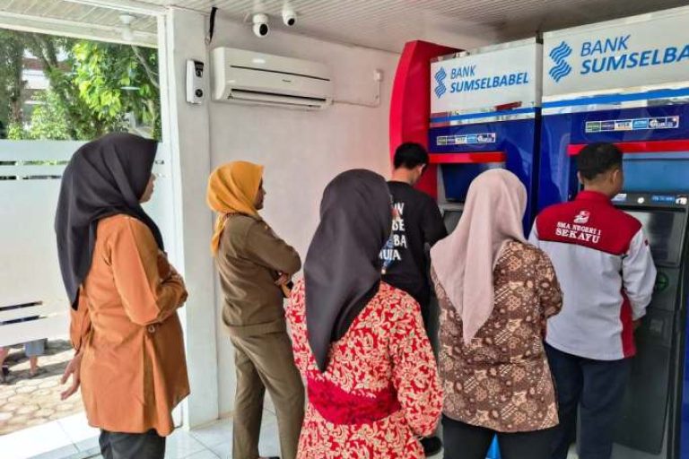 Pegawai di lingkungan Pemerintah Kabupaten Musi Banyuasin sedang antri di ATM Bank Sumsel Babel setelah menerima gaji, hari Kamis, tanggal 6 Februari 2025. (BEKISARMEDIA/APRIZAL)
