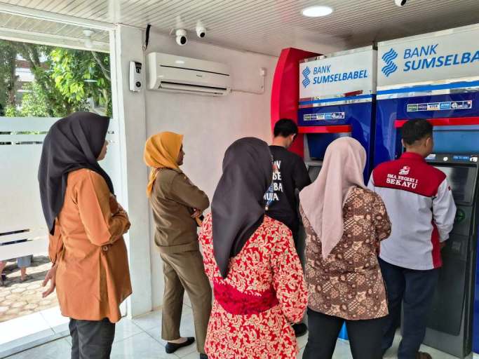 Pegawai di lingkungan Pemerintah Kabupaten Musi Banyuasin sedang antri di ATM Bank Sumsel Babel setelah menerima gaji, hari Kamis, tanggal 6 Februari 2025. (BEKISARMEDIA/APRIZAL)