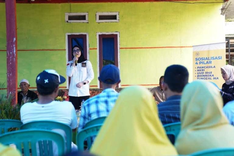 Anggota Dewan Perwakilan Daerah Republik Indonesia, Amaliah Sobli, melakukan Sosialisasi Empat Pilar Kebangsaan Sabtu, tanggal 22 Februari 2025 ini, digelar di Desa Aceh, Kecamatan Pajar Bulan, Kabupaten Lahat, Provinsi Sumatera Selatan. (BEKISARMEDIA/FIRZA)