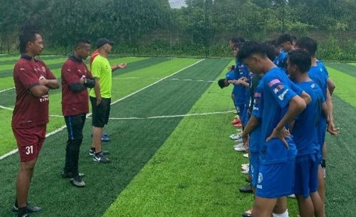 Jajaran pelatih dan pemain PS. Palembang di Liga 4 Indonesia Zona Sumsel saat melakukan latihan di SPD Mini Soccer Palembang. (BEKISARMEDIA/TRI RICKI)