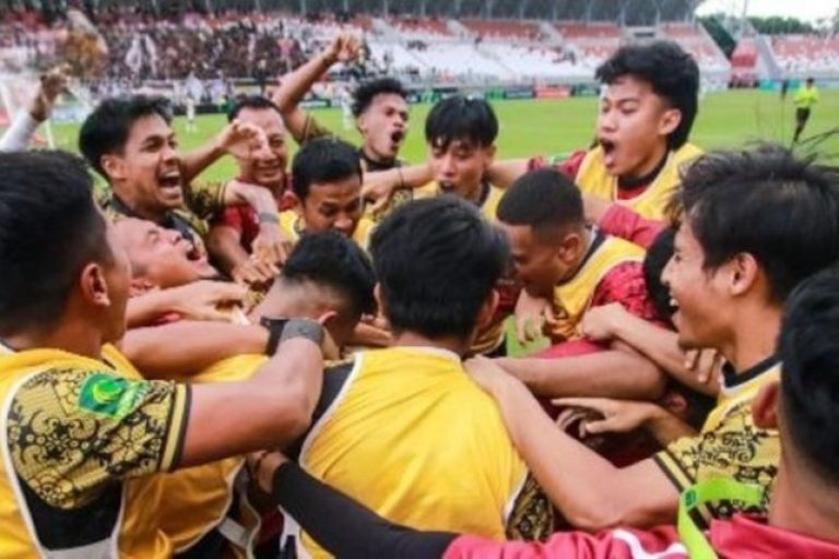 Pemain Sriwijaya FC merayakan keberhasilan menciptakan gol saat menghadapi PSMS di Stadion Gelora Sriwijaya, Jakabaring, Palembang, pada hari Senin sore, tanggal 10 Februari 2025. (BEKISARMEDIA/MEDIA OFFICER SRIWIJAYA FC)