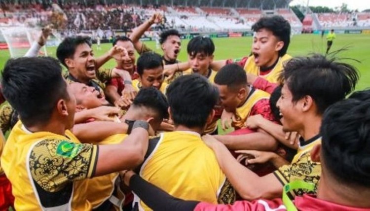 Pemain Sriwijaya FC merayakan keberhasilan menciptakan gol saat menghadapi PSMS di Stadion Gelora Sriwijaya, Jakabaring, Palembang, pada hari Senin sore, tanggal 10 Februari 2025. (BEKISARMEDIA/MEDIA OFFICER SRIWIJAYA FC)