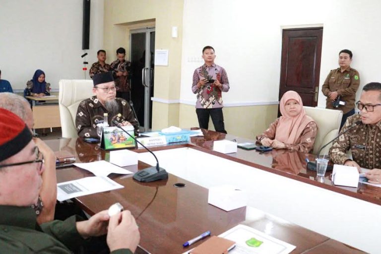 Asisten Pemerintahan dan Kesejahteraan Rakyat Sekretariat Daerah (Setda) Kabupaten Muba, Yudi Herzandi, memimpin Rapat Koordinasi dalam rangka pelaksanaan Ramah Tamah dan Pisah Sambut Bupati kabupaten Muba, di Ruang Randik, pada hari Jum'at, tanggal 31 Januari 2025. (BEKISARMEDIA/APRIZAL)