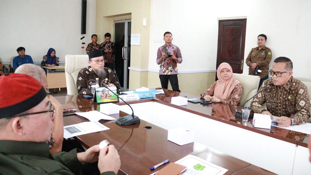 Asisten Pemerintahan dan Kesejahteraan Rakyat Sekretariat Daerah (Setda) Kabupaten Muba, Yudi Herzandi, memimpin Rapat Koordinasi dalam rangka pelaksanaan Ramah Tamah dan Pisah Sambut Bupati kabupaten Muba, di Ruang Randik, pada hari Jum'at, tanggal 31 Januari 2025. (BEKISARMEDIA/APRIZAL)