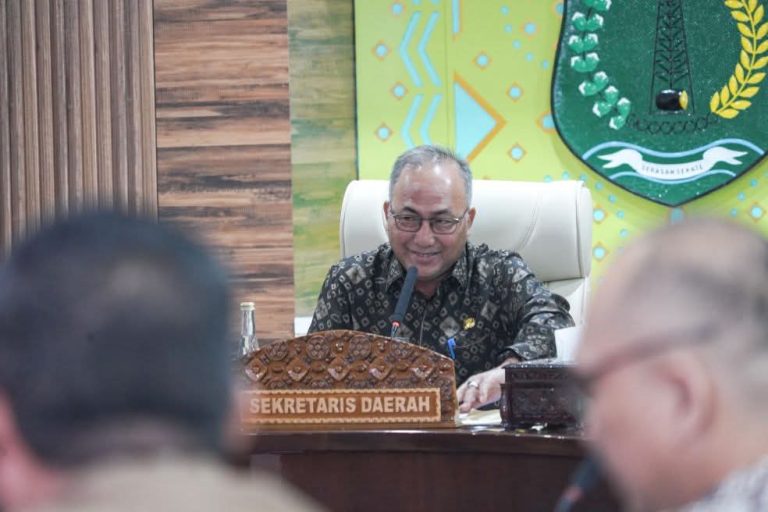 Sekretaris Daerah Kabupaten Musi Banyuasin, H. Apriyadi Mahmud, memimpin rapat efisiensi Anggara tahun 2025, hari Jum'at, tanggal 31 Januari 2025. (BEKISARMEDIA/APRIZAL)