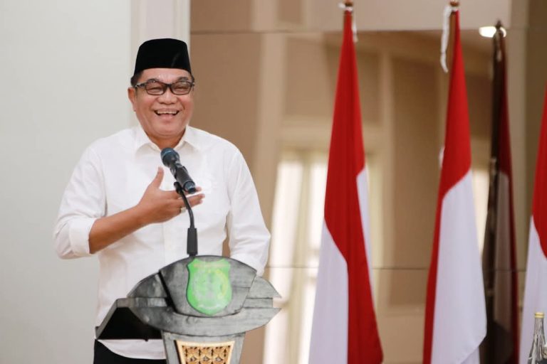 Bupati Kabupaten Muba Terpilih, M. Toha, memberikan kata sambutan pada acara pertemuan dengan staf Pemerintah Kabupaten Muba, Guest House Griya Bumi Serasan Sekate, pada hari Jum'at, tanggal 31 Januari 2025. (BEKISARMEDIA/APRIZAL)