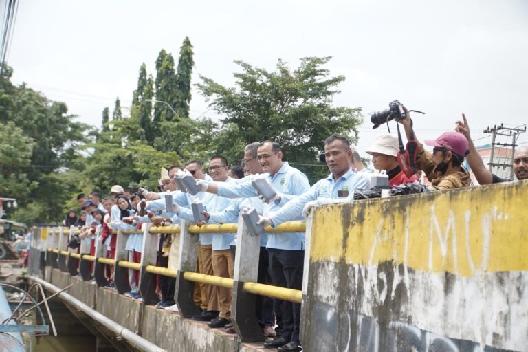 Sekretaris Daerah (Sekda) Provinsi Sumatera Selatan (Sumsel), Edward Candra, saat menghadiri acara Peringatan Hari Peduli Sampah Nasional, di Sekolah Menengah Atas (SMA) Negeri Sumatera Selatan, hari Selasa, tanggal 18 Februari 2025. (BEKISARMEDIA/FIRZA)
