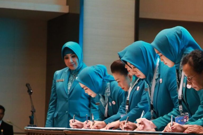 Hj. Febrita Lustia Herman Deru atau akrab disapa Feby Deru, resmi dilantik menjadi Ketua Tim Penggerak (TP) Pemberdayaan Kesejahteraan Keluarga (PKK), sekaligus Tim Pembina Posyandu Provinsi Sumsel Periode 2025-2030. Ia dilantik langsung oleh Ketua Umum TP PKK sekaligus Ketua Umum Tim Pembina Posyandu, Tri Tito Karnavian, di Aryanusa Ballroom, Menara Danareksa, Jakarta Pusat, pada hari Kamis, tanggal 20 Februari 2025. (BEKISARMEDIA/HUMAS PEMPROV SUMSEL)