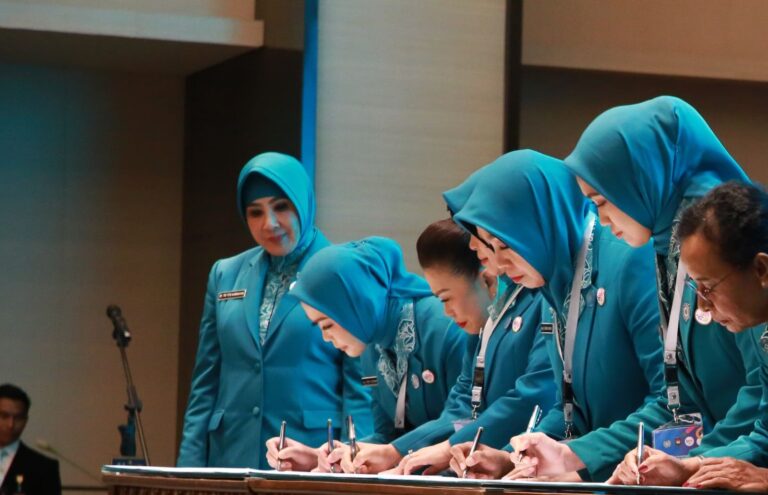 Hj. Febrita Lustia Herman Deru atau akrab disapa Feby Deru, resmi dilantik menjadi Ketua Tim Penggerak (TP) Pemberdayaan Kesejahteraan Keluarga (PKK), sekaligus Tim Pembina Posyandu Provinsi Sumsel Periode 2025-2030. Ia dilantik langsung oleh Ketua Umum TP PKK sekaligus Ketua Umum Tim Pembina Posyandu, Tri Tito Karnavian, di Aryanusa Ballroom, Menara Danareksa, Jakarta Pusat, pada hari Kamis, tanggal 20 Februari 2025. (BEKISARMEDIA/HUMAS PEMPROV SUMSEL)