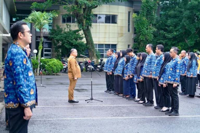 Pj. Bupati Kabupaten Musi Banyuasin, Sandi Fahlepi, bersalaman dengan pegawai di lingkungan Pemerintah Kabupaten Musi Banyuasin, setelah apel pagi pada hari Senin, tanggal 17 Februari 2025. (BEKISARMEDIA/APRIZAL)