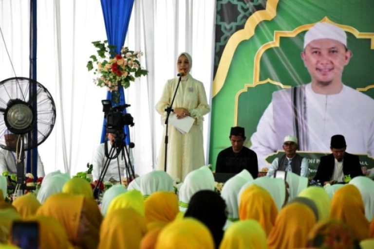 Ketua TP PKK Kabupaten Ogan Komering Ilir (OKI), Ike Meilina, menghadiri acara peringatan Isra Mi'raj serta menyambut bulan suci Ramadhan tahun 1446 Hijriah di Masjid Agung Sholihin Kayuagung, pada hari Sabtu, tanggal 22 Februari 2025. (BEKISARMEDIA/OYONG HAIRUDIN)