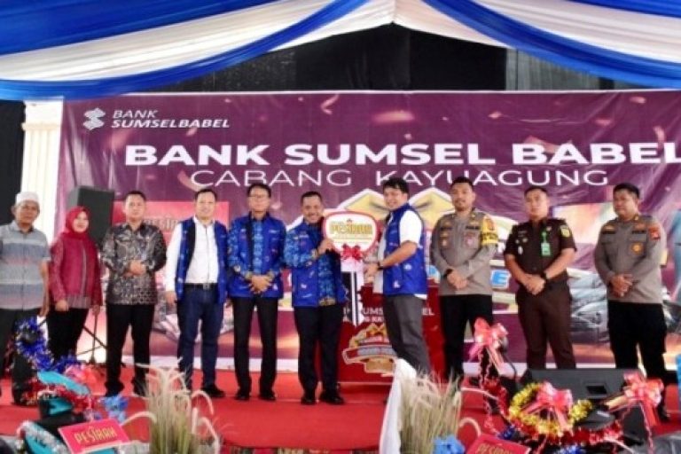 Wakil Bupati Ogan Komering Ilir (OKI), Supriyanto menghadiri kegiatan Penyaringan Hadiah Undian Grand Prize Tabungan Pesirah yang diselenggarakan oleh Bank Sumsel Babel Cabang Kayuagung, pada hari Senin, tanggal 24 Februari 2025. (BEKISARMEDIA/OYONG HAIRUDIN)